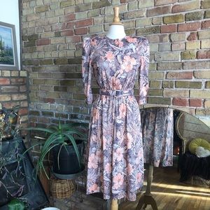 Vintage 80s does 40s floral print dress size s/m in peach and taupe.
